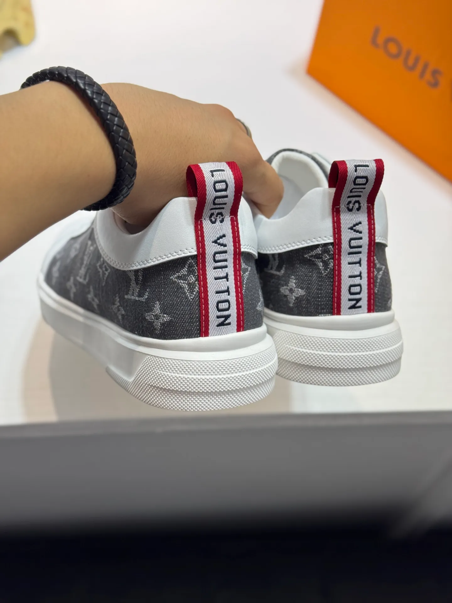 Men's shoes 💰400 [New model] 🌂🌂 Top quality original Louis Vuitton®️ Trendy and fashionable yet low-key men's casual shoes, LV cowhide embossed upper, comfortable and breathable, mesh lining, original rubber outsole, 2 colors available ~ a must-have for stylish men. Size: 38-44 (45 customized
